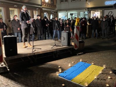 Katharina Saur trägt auf einem Podestdie Rede zur Kundgebung für den Frieden in der Ukraine vor